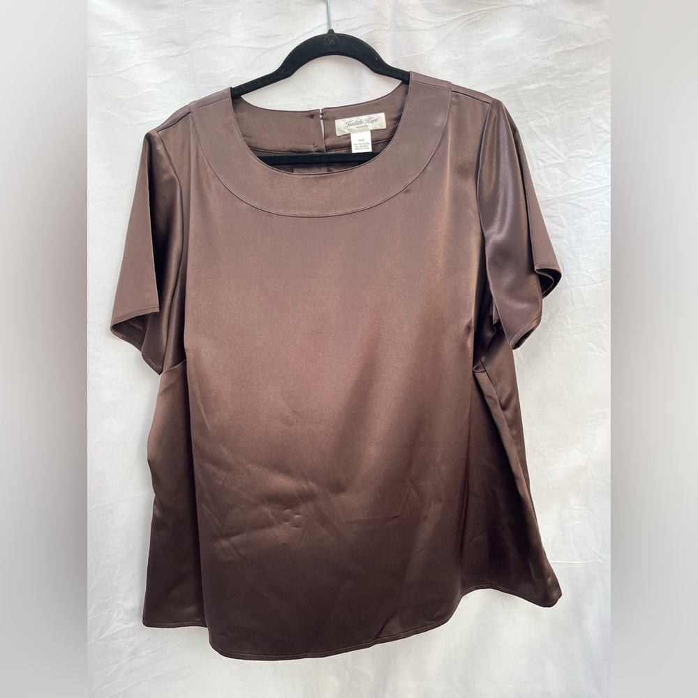 Judith Hart Woman’s Brown Satin Feel Short Sleeve Shirt. Size 14W.